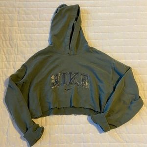 Cropped army green nike sweatshirt